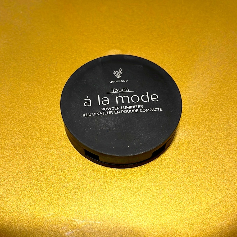 Younique touch a la mode powder luminizer